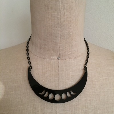 Moon phase plate necklace (black)