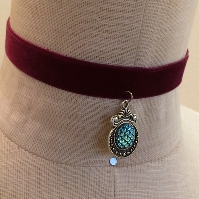 Mermaid  velvet choker (berry/silver)