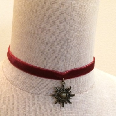 Sunburst choker (rust red/brass)