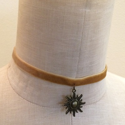 Sunburst choker (mustard/brass)