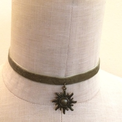 Sunburst choker (olive/brass)