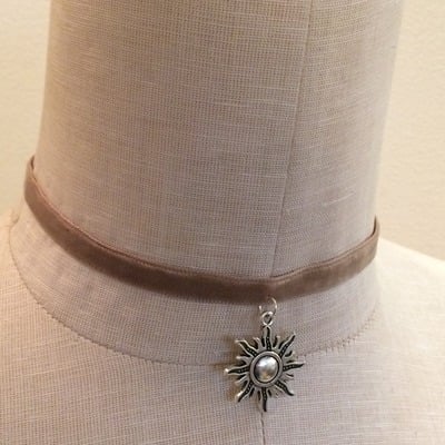 Sunburst choker (beige/silver)