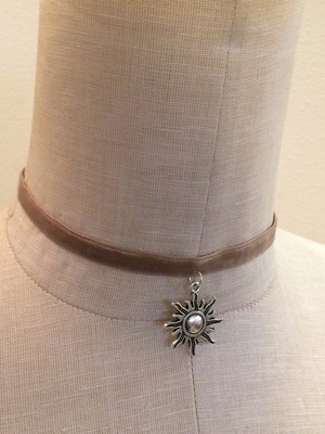 Sunburst Choker (Beige/Silver)