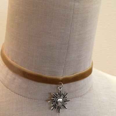 Sunburst choker (mustard/silver)