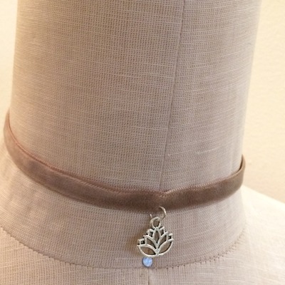 Lotus velvet choker (beige/silver)