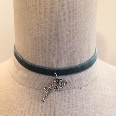 Drop the gun velvet choker (sage/silver)