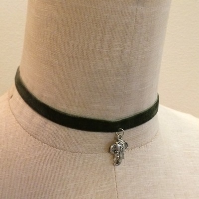 Elephant velvet choker (olive/silver)