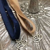 Lotus Velvet Choker (Beige/Silver) - Thumbnail 1