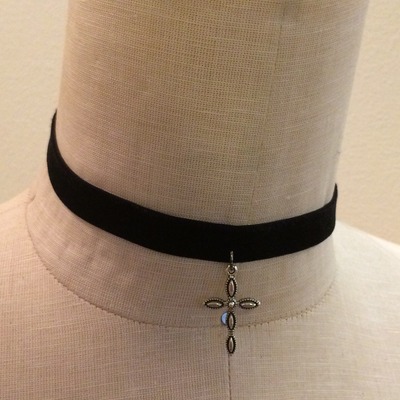 My religion cross velvet choker (silver)