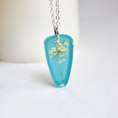 Queen anne's flower necklace, resin jewelry, romantic jewelry, botanical, flower jewelry, blue pendant - Thumbnail 5