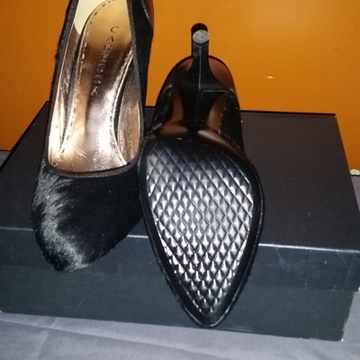 Black pony hair pump