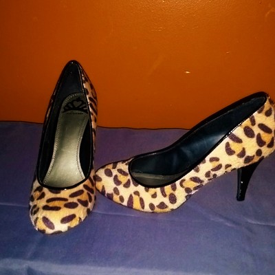 Leopard print pump