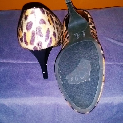 Leopard print pump