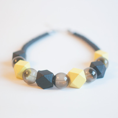 Black yellow wooden bead necklace nl1040