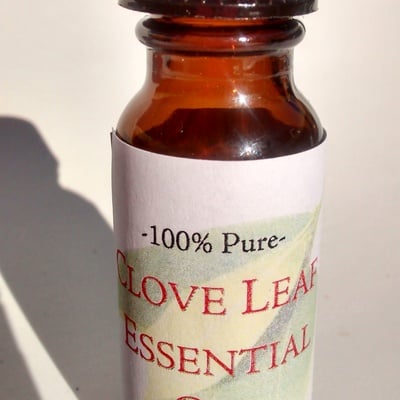 100% pure clove leaf essential oil