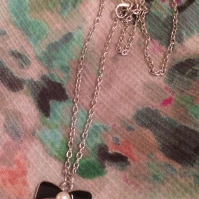 Pearl bow necklace