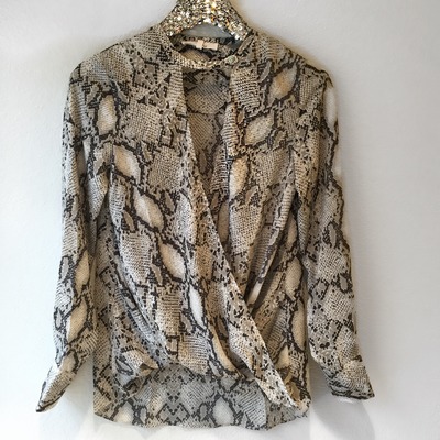 Grey snake skin print keyhole top - Thumbnail 3