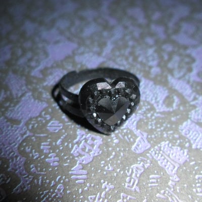 Black heart rhinestone cabochon ring with black base