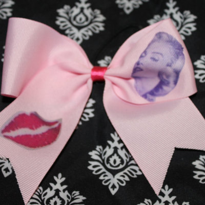 "marilyn monroe  & lipstick kiss" cheer bow  2 in pale pink grosgrain ribbon with hot pink center