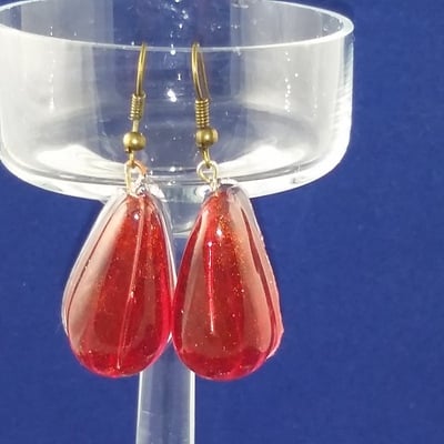 "tear drops" earrings in dahlia resin