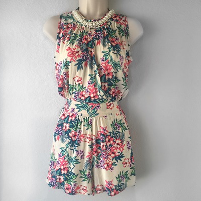 Floral print romper w/pearl neckline - Thumbnail 1