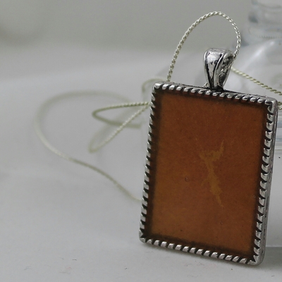 "picture perfect" necklace in tiger lily resin  - Thumbnail 4
