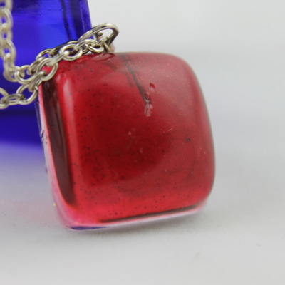 Pillow top necklace in dahlia resin  - Thumbnail 3