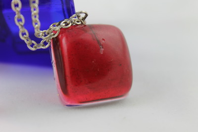 Pillow Top Necklace in Dahlia Resin 