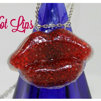 "hot lips" necklace in red beaded resin