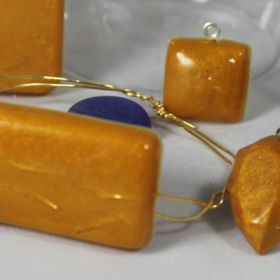 Pillow top charm in tiger lily