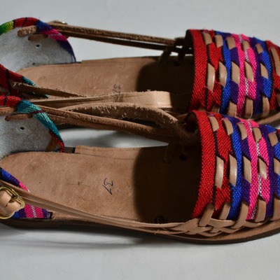 Size 31 us 13 kids' caites