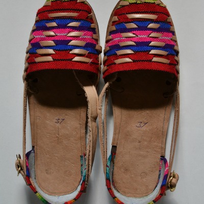 Size 31 us 13 kids' caites