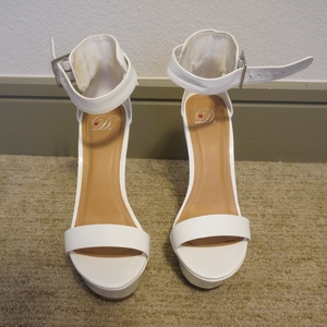 (7.5) White Wedges - Thumbnail 1