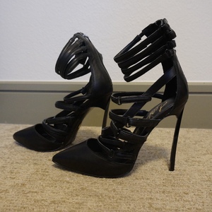(7.5) Strappy Pointed Toe