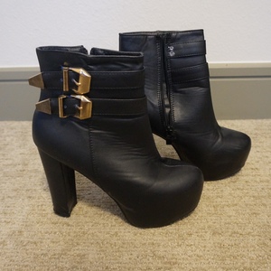 (8) Chunky Booties