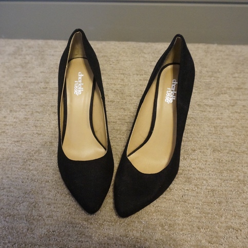(8) Suede Pumps