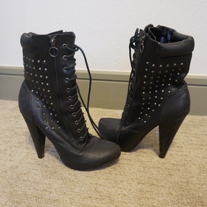 (7.5) Studded Boots