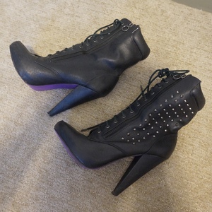 (7.5) Studded Boots