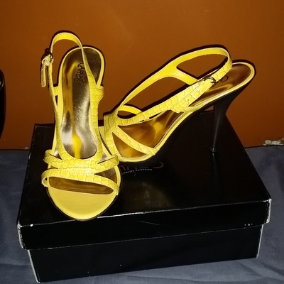 Yellow slingback sandal 9.5