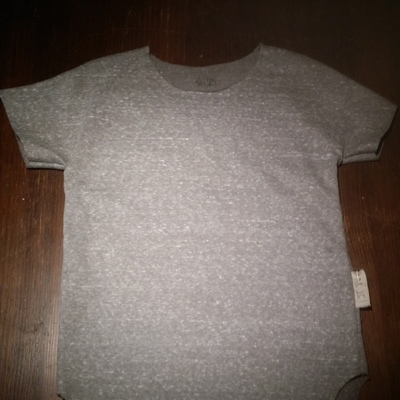 Raw-edged short sleeved sweatshirt tuniek