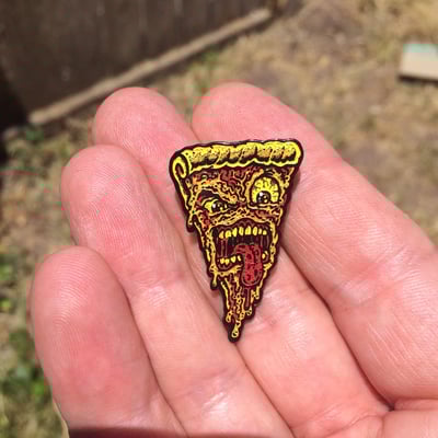 Pizza face pin