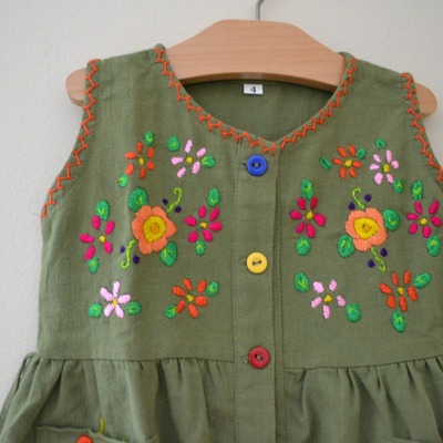 Flower embroidered dress size 3-4.5 yrs.
