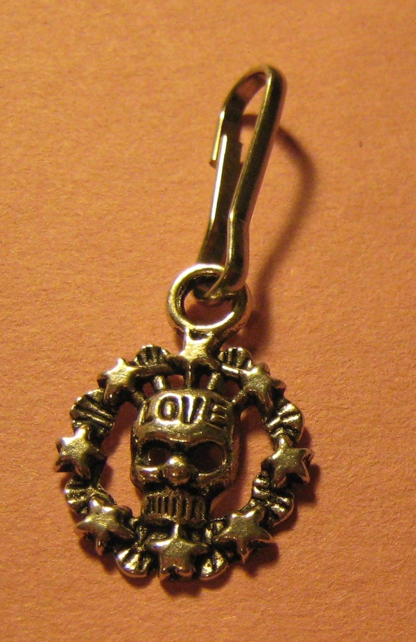 Love Skull Zipper Pull