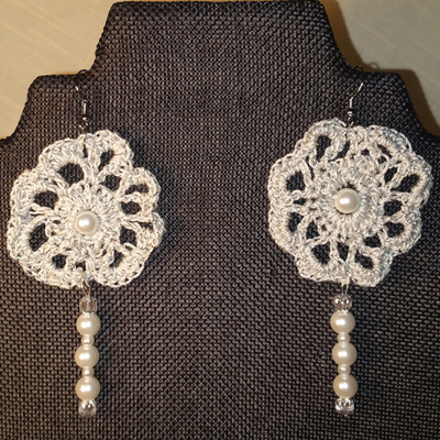Crocheted flower & pearls