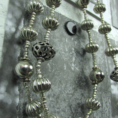 Silver beaded necklace (short)