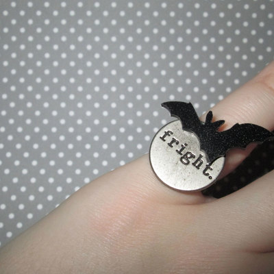 Grey and black bat ring with spooky word (fright)