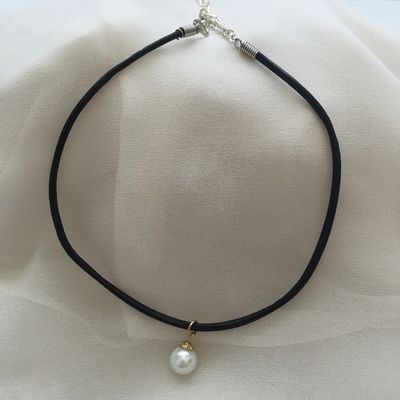 The bella choker