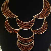 Beautiful necklace and matching earrings  - Thumbnail 1