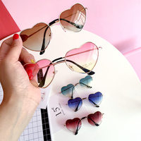 Harajuku love retro gradient transparent sunglasses - Thumbnail 3
