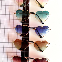 Harajuku love retro gradient transparent sunglasses - Thumbnail 4